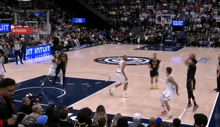 小库里底角压哨三分投进还有加罚，勇士首节26-25领先快船